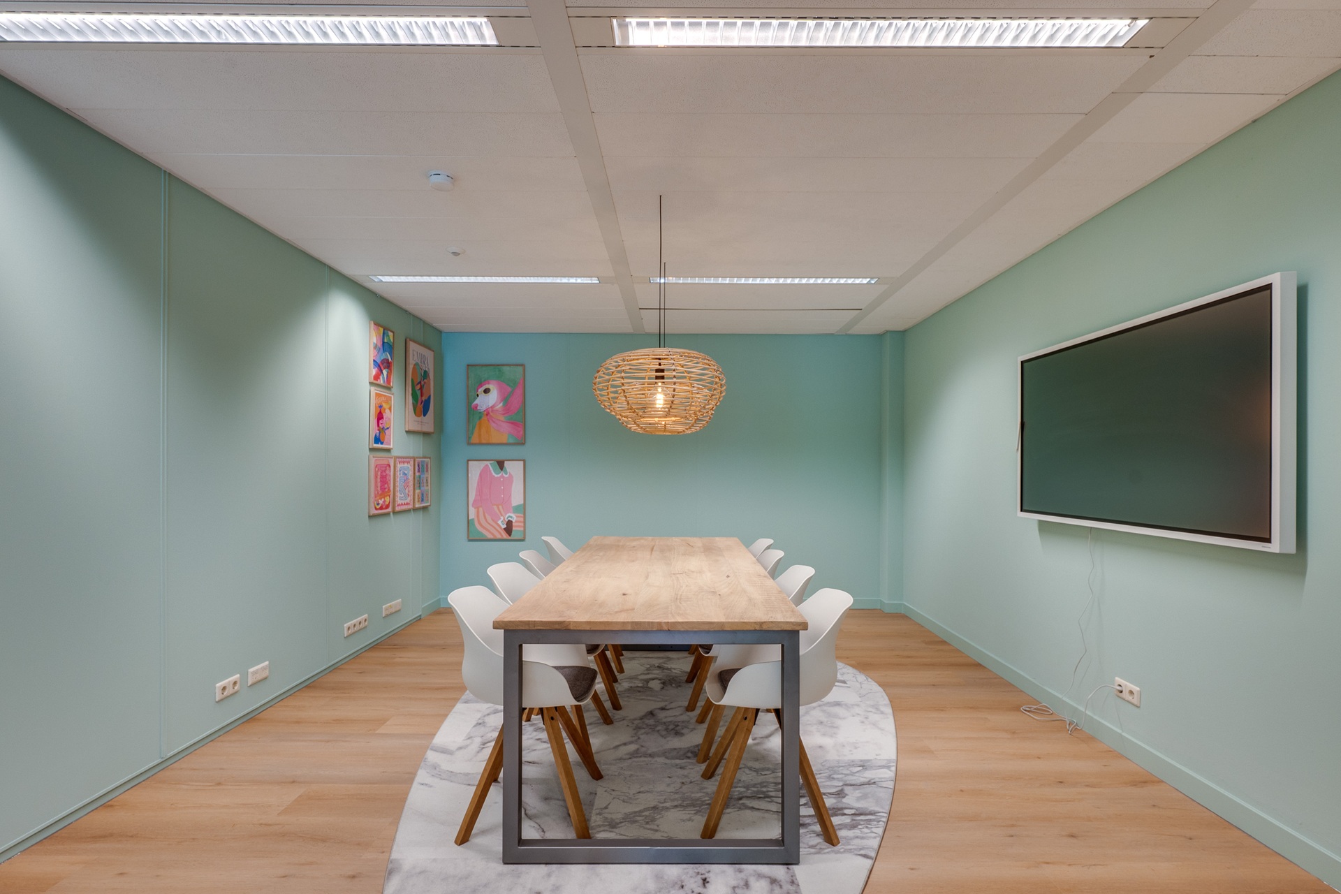 Foto van vergaderruimte met digitaal scherm